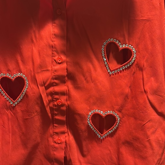 New ALICE+OLIVIA Finley heart rhinestone cut out button down top - Picture 4 of 7